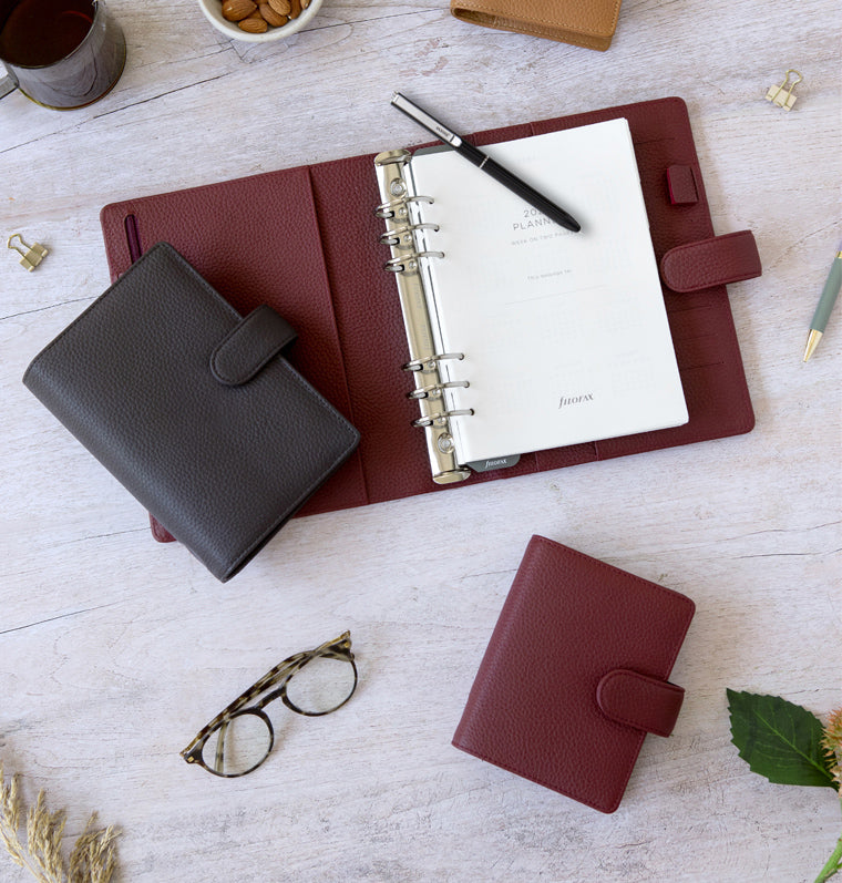 Organiseur De Poche Filofax Norfolk - Cuir Pleine Fleur, Format 81x120 Mm, Agenda Inclus - Amande Pocket Classic Cherry Organizer Organiseur De Poche Filofax Norfolk - Cuir Pleine Fleur, Format 81x120 Mm, Agenda Inclus - Amande Pocket Classic Cherry Organizer
